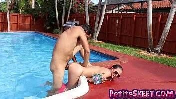 Sexo na piscina com a novinha que não sabe nadar