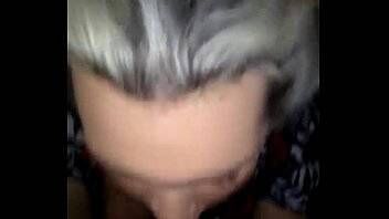 Filmando mulher chupando sua piroca pequena