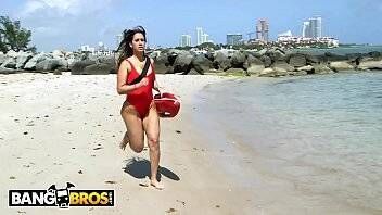 Morena da bunda enorme transando com negro