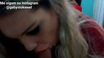 Novinha linda fazendo boquete na rola
