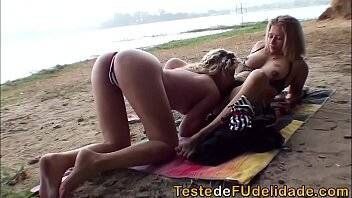 Loiras gatas transando numa praia deserta