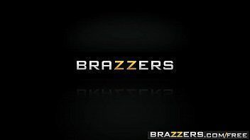 Brazzers apresenta uma coroa super linda fodendo com dois marmanjos de idade