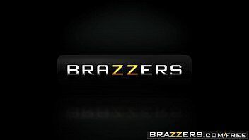 Video de sexo com uma ninfetinha de outra cidade chamando sua professora para fazer sexo com ela e o pai