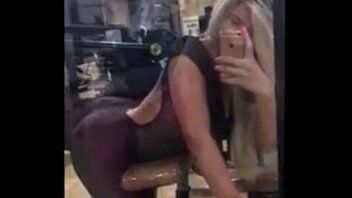 Gostosa travesti mostrando seus dotes na hora de fazer academia com seu namorado