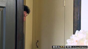 A melhor produtora de filme porno botou uma magrinha para transar com três homens ao mesmo tempo