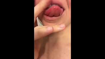 Gatinha deliciosa super branca toda molhada querendo sentar em cima da vara desse marmanjo delicioso
