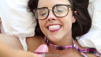 Porno completo de um cara bem dotado gozando na cara de sua prima