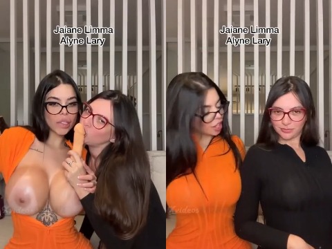 Amigas de óculos brincam com consolo e se pegam