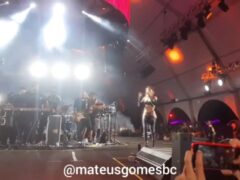 Anitta exibe a bunda no ensaio do carnaval, um espetáculo à parte