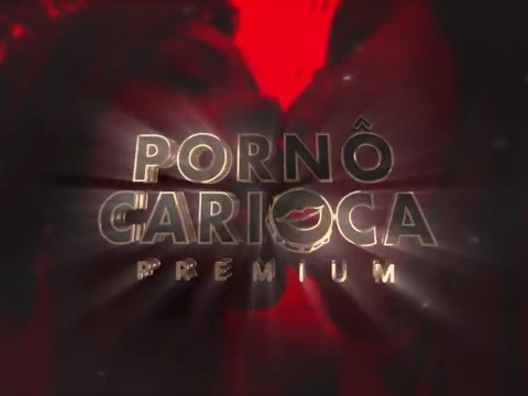 Danny Duran esbanja sensualidade com seu corpo de ruiva peituda e magrinha
