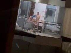Flagra da putinha liberando a buceta no prédio ao lado