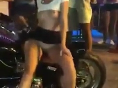 Gostosa exibe o corpo peladinho ao lado da moto em festa animada