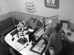 Locutor levou a gostosa para transar no trabalho