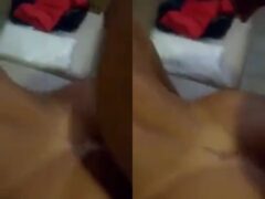 Morena tesuda piranha gemendo ao levar a rola do cliente