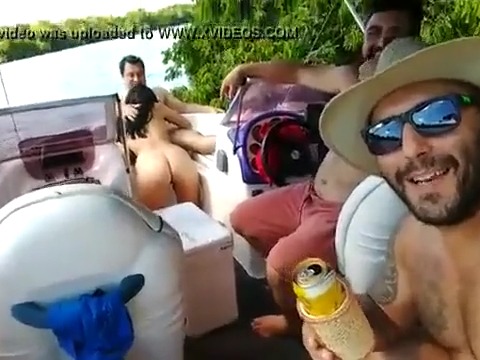 Putinha chupa amigo na lancha enquanto rapaz grava vídeo