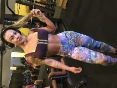 Loira Cavalona Rebola com Talento ao Som de Funk e Exibe Rabão Enorme