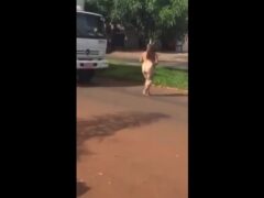 Mulher Pelada Causa no Caminhão e Faz Sua Própria Greve Quente