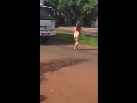 Mulher Pelada Causa no Caminhão e Faz Sua Própria Greve Quente