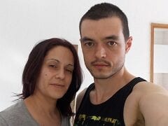 Pornô caseiro com esposa gostosinha enchendo a xota de porra