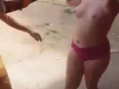 Safada pelada se exibe e toma banho de cerveja em público
