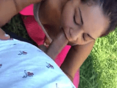 Sexo oral no meio do mato com morena puta chupando rola