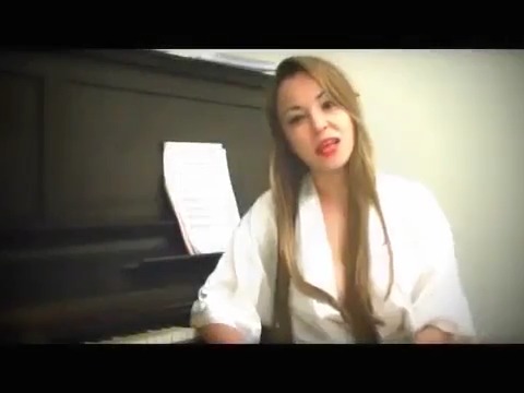 Suzy Pianista Exibe Seu Corpo Sensual Enquanto Toca Hino do Flamengo