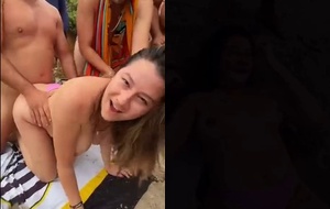 Corno flagra a mulher safada dando pra vários amigos na praia em vídeo quente