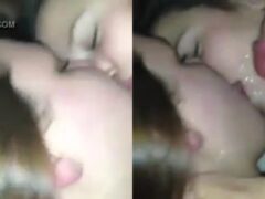 Duas safadas se beijando e levando gozada na cara enquanto gemem alto