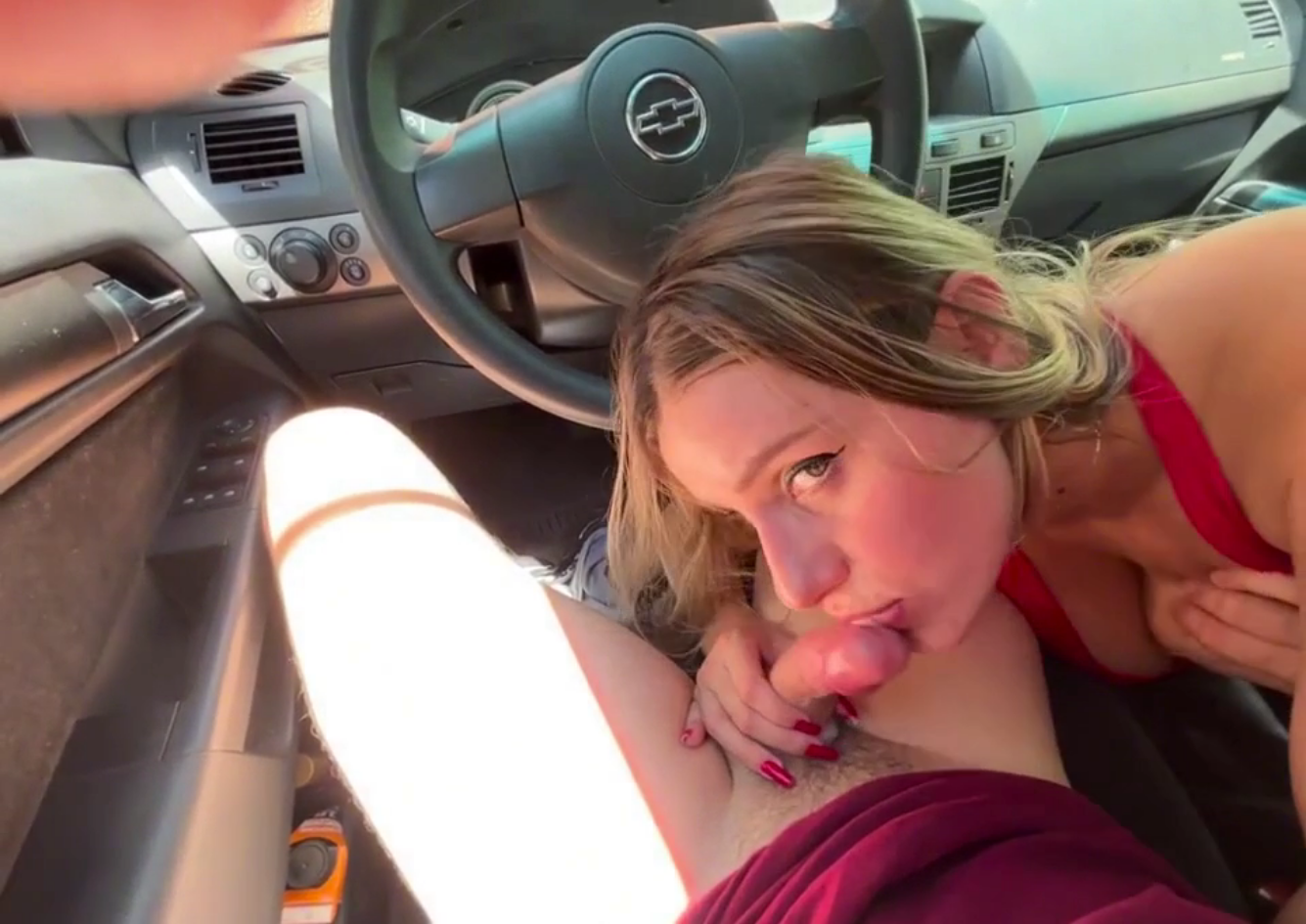 Loirinha adora mamar no carro até tirar leite