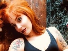 Mel Fire a ruivinha puta enfiando consolo no seu cuzinho