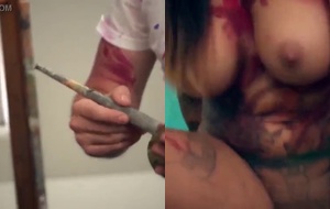 Modelo tatuada exibindo o corpo em estúdio e entregando o rabo para fotos pornô