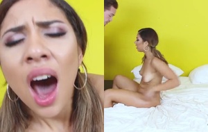 Morena apertada gemendo alto enquanto entorta o caralho na xoxota