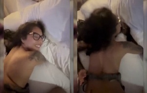 Morena sensual de quatro recebendo leite quente na buceta gemendo alto