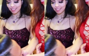 Moreninha safada e amiga fogosa dando o rabo para traficante em foda quente