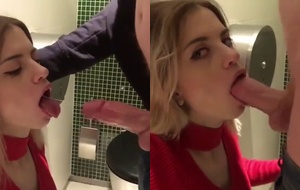 Novinha esfomeada chupando pau grosso no banheiro do shopping até engolir toda porra