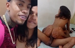 Novinha fogosa sentando com vontade no pau grosso e gemendo até gozar