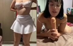 Novinha gostosa se esfregando e gozando forte com consolo enorme na cama