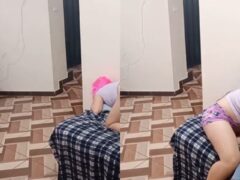 Novinha safada sentando no namorado da amiga enquanto a corninha assiste