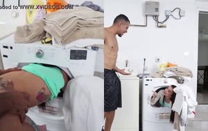 Novinha tarada libera a xaninha para o amigo do pai em vídeo de sexo hardcore