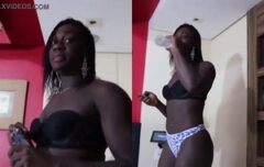 Pretinha rabuda mostrando os bastidores da putaria em vídeo caseiro super quente