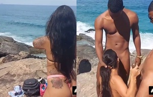 Casada safada chupando e cavalgando dois negões na praia enquanto o corno grava