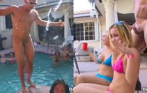 Casadas fogosas transando com stripper na festa da piscina até gozar alto