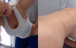 Coroa deliciosa dando o rabo forte para o genro no quarto do casal