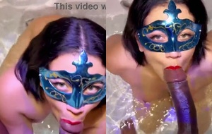 Esposa rabuda chupando pauzão no banho até engolir toda a porra