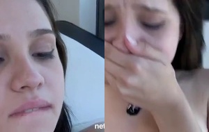 Fotógrafo safado gravando foda caseira com mulher gostosa no sofá
