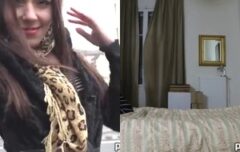 Loira peituda cavalgando forte na cama e gemendo até gozar com o cliente