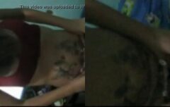 Loira tatuada empinando o rabo e gemendo alto enquanto é comida por trás