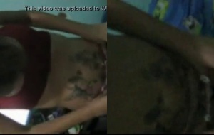Loira tatuada empinando o rabo e gemendo alto enquanto é comida por trás