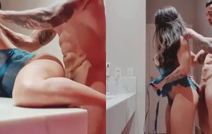 Morena fogosa metendo de quatro no motel com peitões balançando e gemendo alto no pau do amante