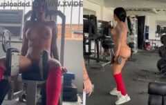 Morena gostosa malhando pelada com suor escorrendo no corpo em dia de calor